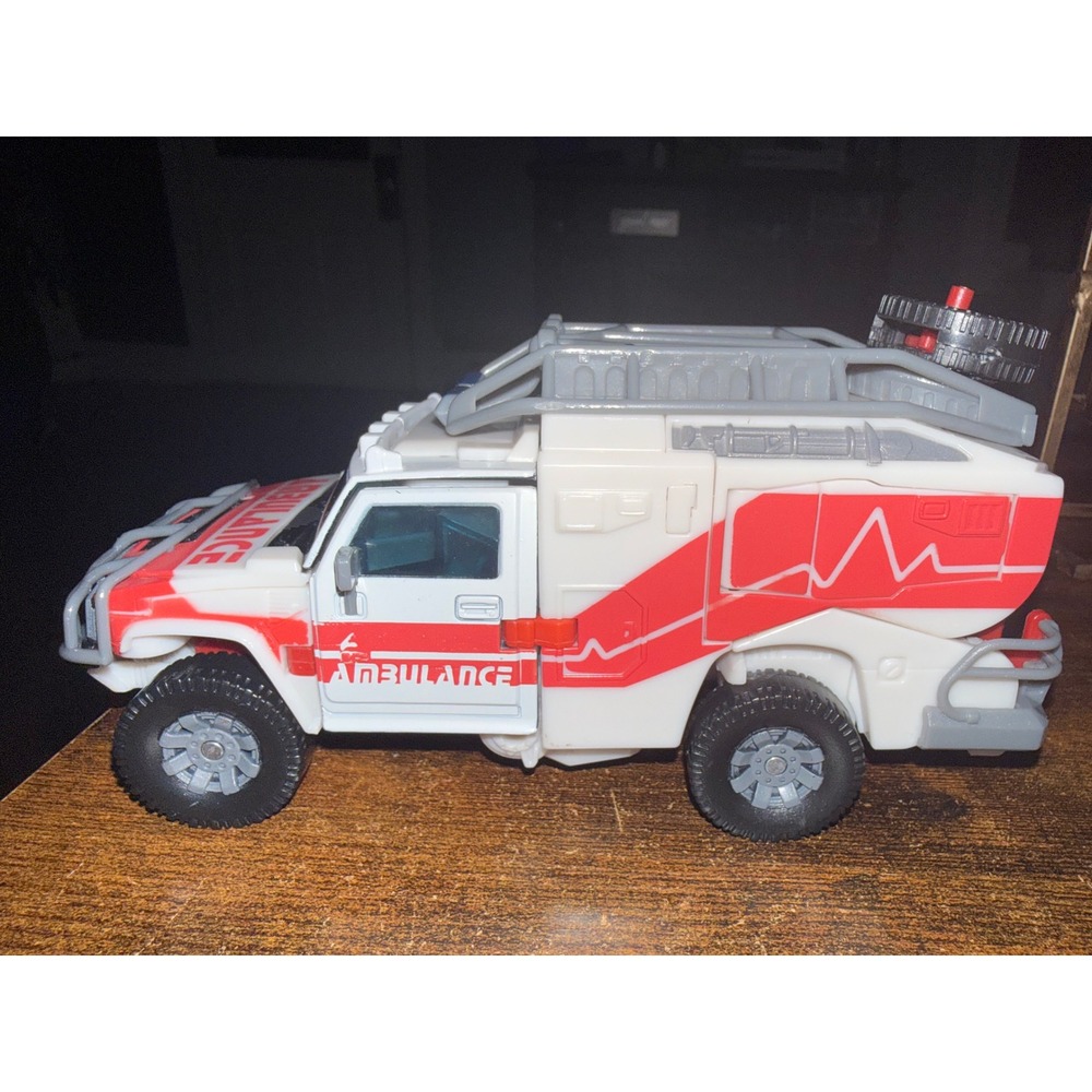 Transformers Movie 2007 Voyager Class Ratchet Hummer H2 Ambulance Hasbro Toy